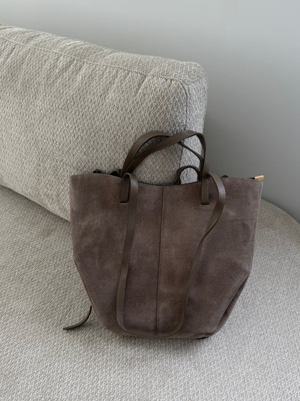 Le Grand Cy Taupe (Cuir Daim)