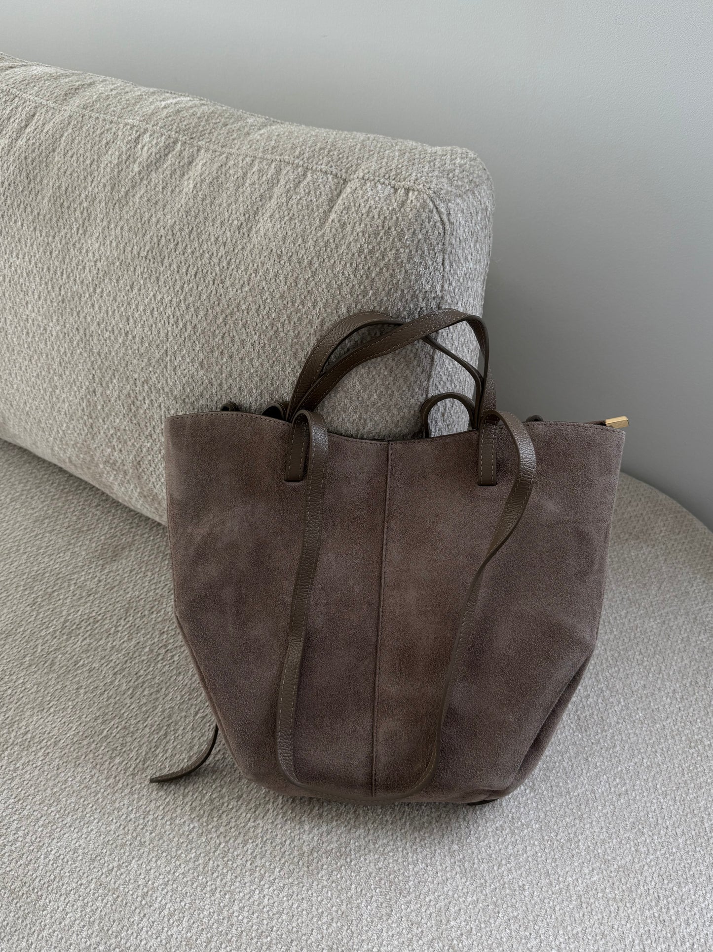 Le Grand Cy Taupe (Cuir Daim)