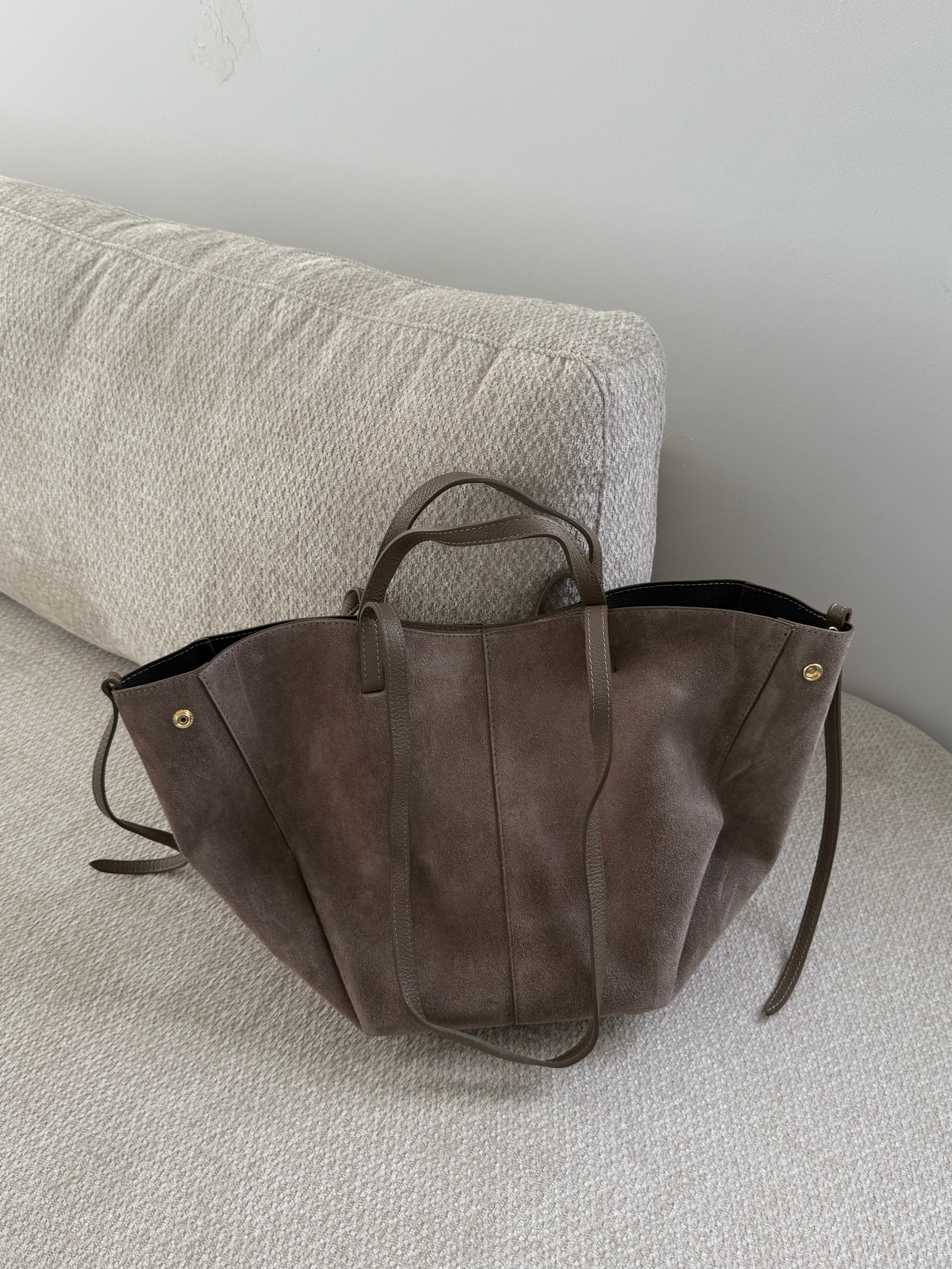 Le Grand Cy Taupe (Cuir Daim)